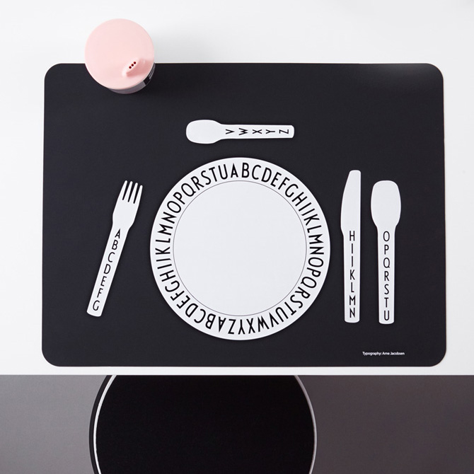Design-Letters-tavola-bambini-Arne-Jacobsen-Shop-MoroArredamenti-rivenditore-novara-varese-lombardia-lonate-pozzolo
