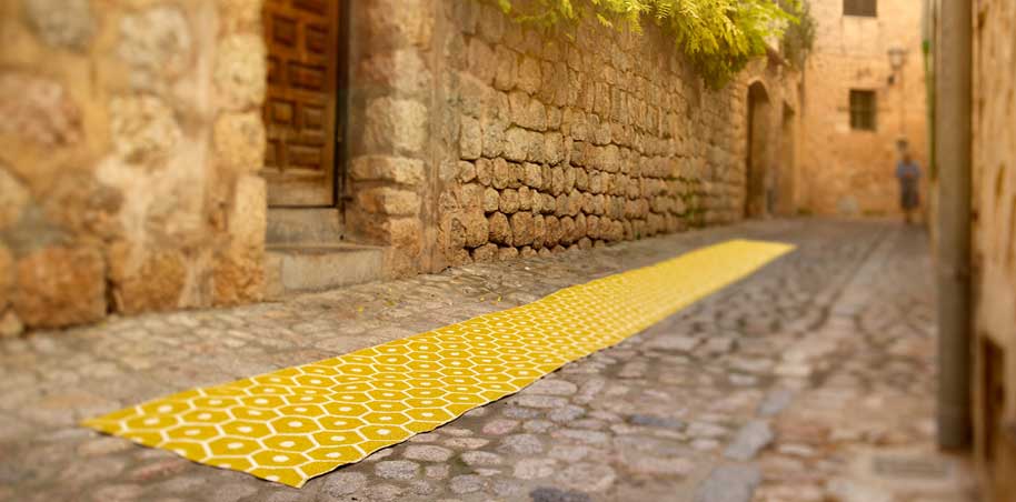Pappelina-tappeto-honey-giallo-yellow-plastica-indoor-outdoor-Online-MoroArredamenti-DTime-rivenditore-negozi-lombardia-piemonte