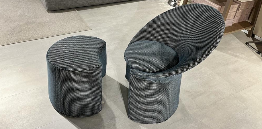 -Poltrona-e-pouf-mezzaluna-Remy-FLOU-expo-1-